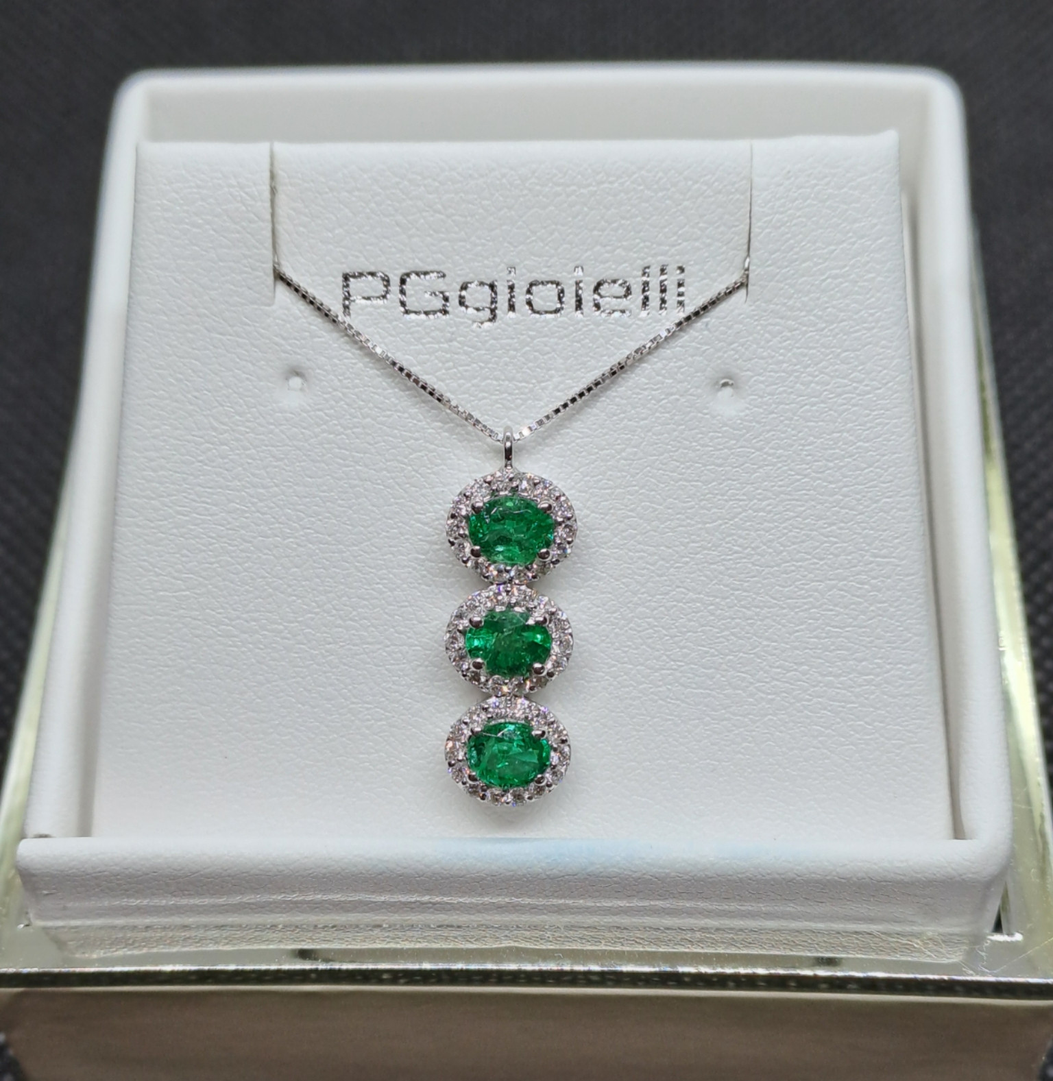 Collana oro bianco 750 con smeraldi e diamanti — eShopping Salerno