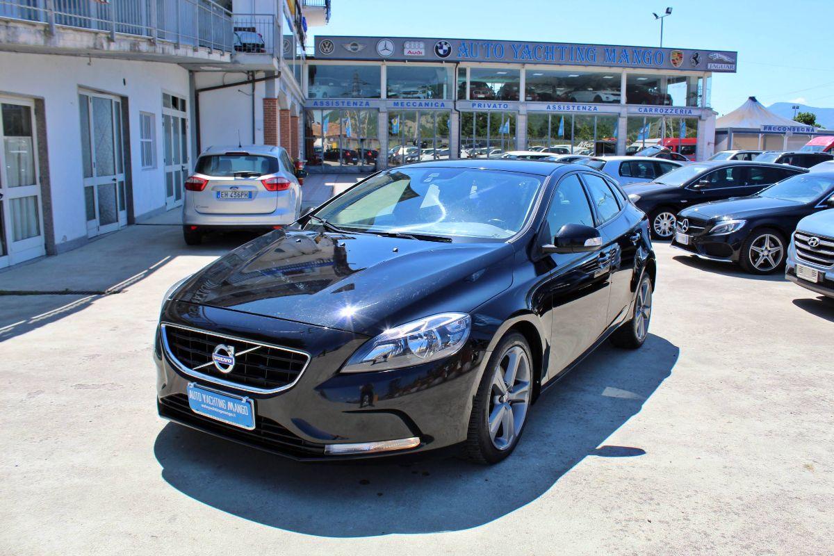 VOLVO – V40 –  D2 R-design Kinetic — eShopping Salerno